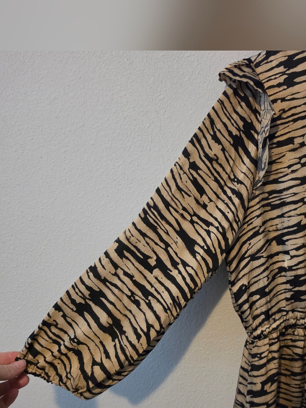 ​Rails Ora Canyon Dress Size M Hammered Satin Tiger Print Boho Ruffle - Picture 7 of 13